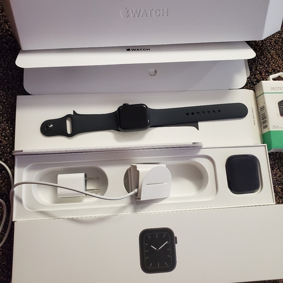 Apple Watch Gen 5 Series 5 Cell 40mm Space Gray Al - Picture 8 of 8